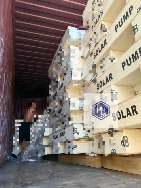 Lô hàng được làm từ container 20feet chứa máy bơm năng lượng mặt trời